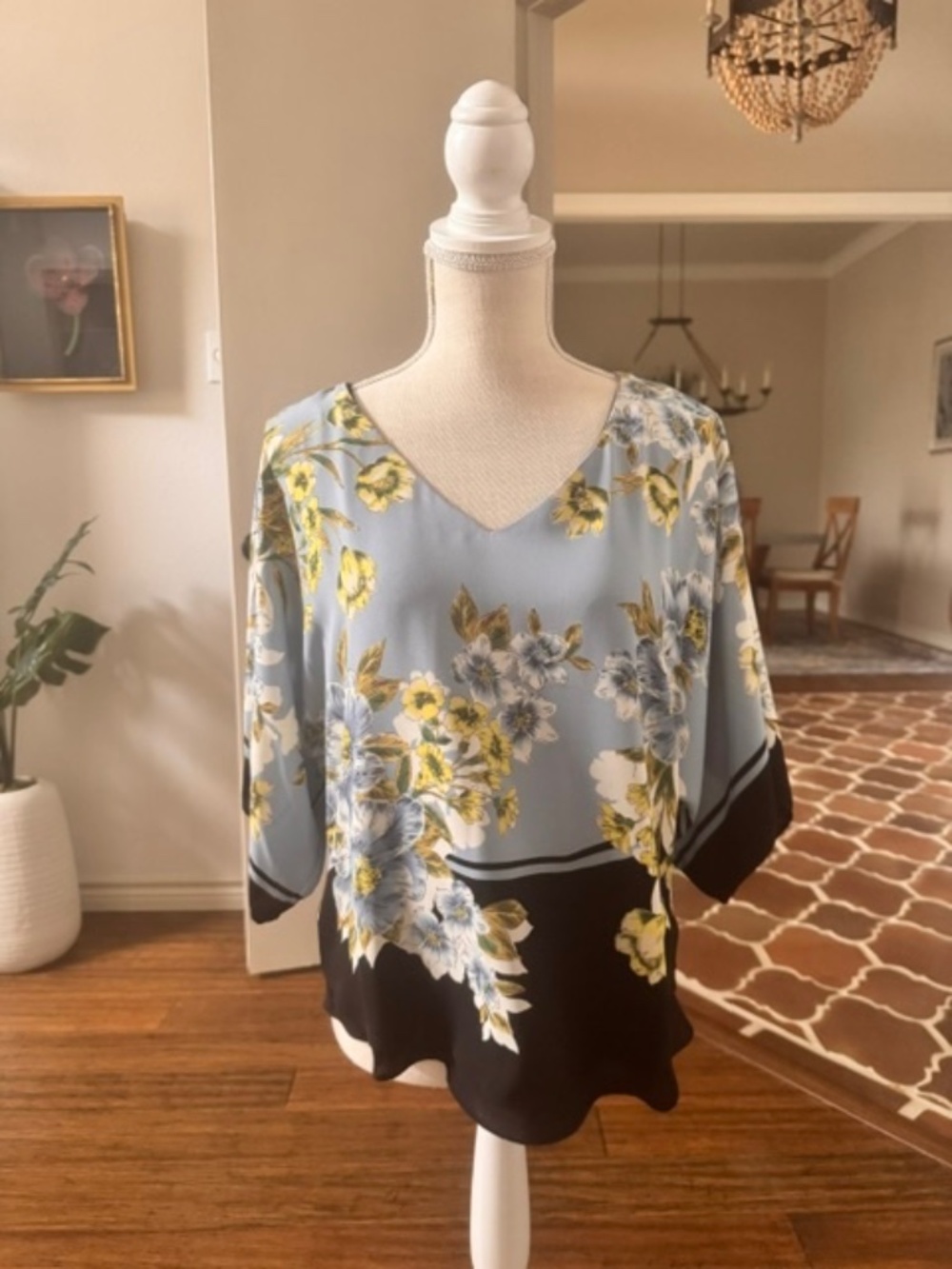 White House Black Market Blue Floral Kimono Sleeve Blouse V-Neck - SP